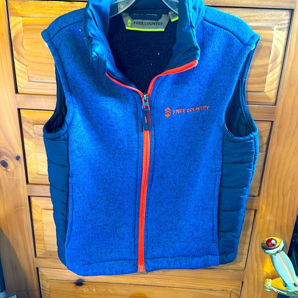 Boys free country puffer vest in great condition